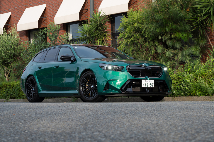 E60型以来の復活を果たした「BMW M5ツーリング」。M5としては第7世代、ツーリングとしては第3世代であり、日本に正式導入されるのは新型が初めてだ。