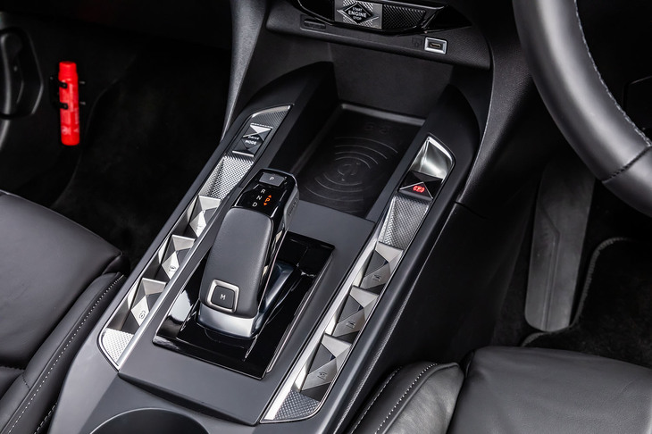 シフトセレクターを中心に、パワーウィンドウやドアロックのスイッチをセンターコンソールにレイアウト。クロームパーツにはパリ・ヴァンドーム広場の石畳を表現した“クル・ド・パリ”と呼ばれる格子模様が刻まれる。