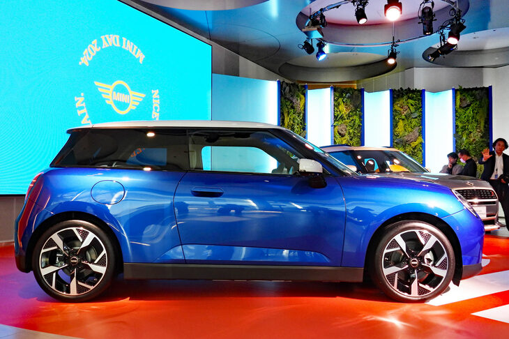 「MINIクーパー3ドア」のBEVは、ボディーサイズが全長×全幅×全高＝3860×1755×1460mm、ホイールベース＝2525mm。ホイールベースは延びたが、全長はむしろ短くなった。