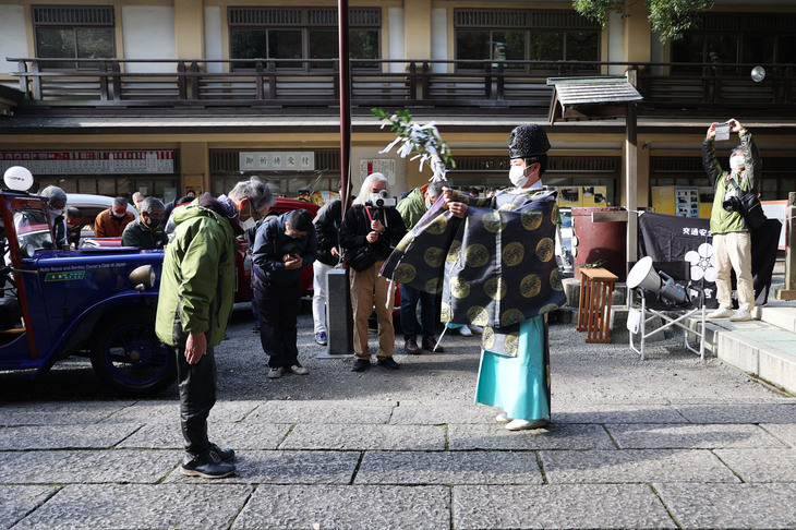 開会式に集合した参加者が交通安全祈願のご祈祷（きとう）を受けている図。