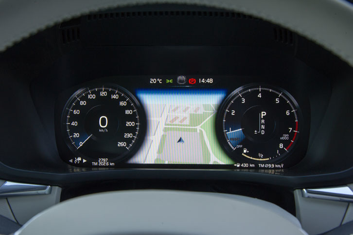 メーターパネルは液晶タイプ。写真のように、中央にカーナビのマップを表示することもできる。