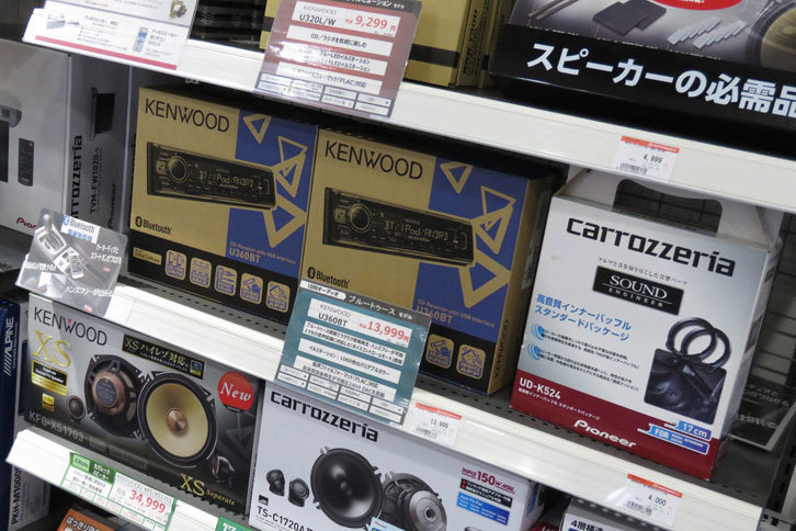 かつてはカー用品の花形だったというのに、今ではすっかり携帯端末の周辺機器やドライビングレコーダーなどに追いやられた感のあるオーディオのヘッドユニット。写真は、今回記者とはご縁のなかった「ケンウッドU360BT」。