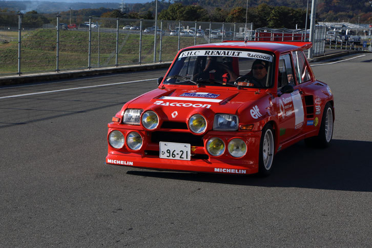 モディファイが加えられた往年の名車「5（サンク）ターボ」。