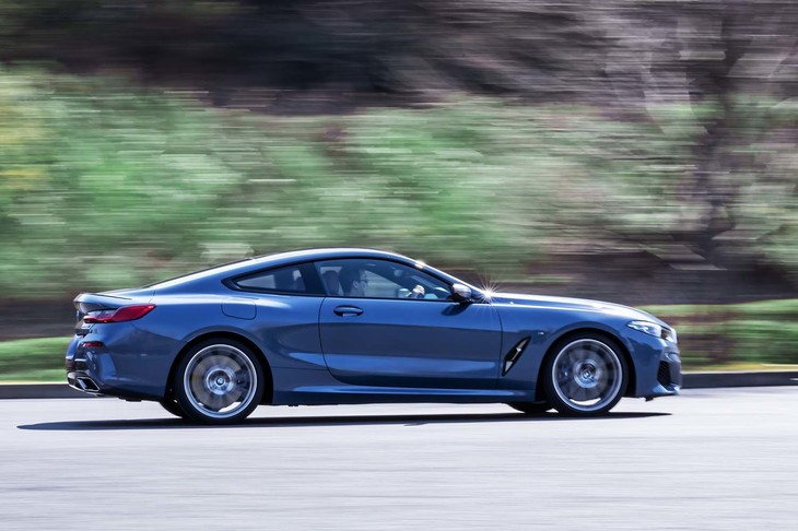 BMWが実用化している最新の運転支援システムをフル装備している「8シリーズ」。最後に前方に進んだときと同じルートを正確に後退する「バックアシスト」機能も装備されており、最大80 mの距離をバックで進むことができる。