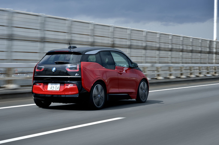 ピュアEVの「i3」が0-100km/h加速に要する時間は7.3秒。レンジエクステンダー搭載車は8.1秒と公表される。