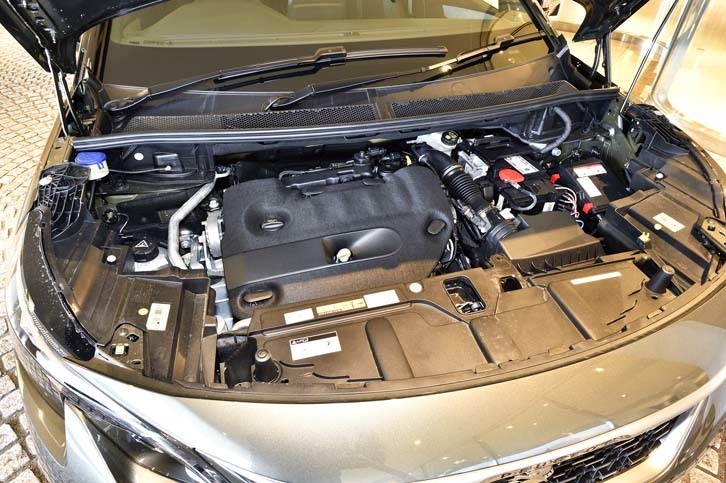 試乗した「5008GT BlueHDi」に搭載される2リッターディーゼルターボエンジンは、最高出力180ps、最大トルク400Nmを発生する。