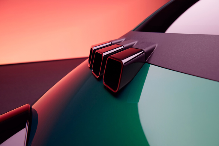 初代「トゥインゴ」のエクステリア上の象徴でもあったボンネットの3連ダクトを、BEV「トゥインゴ レジェンド」にもアレンジして採用する。