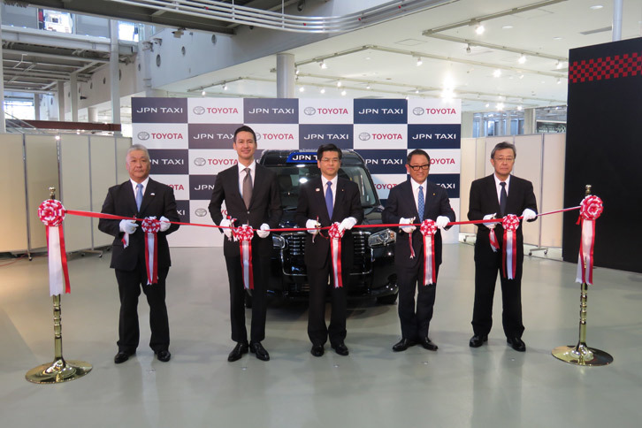 登壇者らによるテープカットの様子。（写真＝webCG）