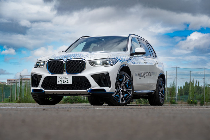 2023年7月25日に日本での実証実験がスタートした「BMW iX5ハイドロジェン」。同年末までのスケジュールで公道走行におけるさまざまなデータを収集する。