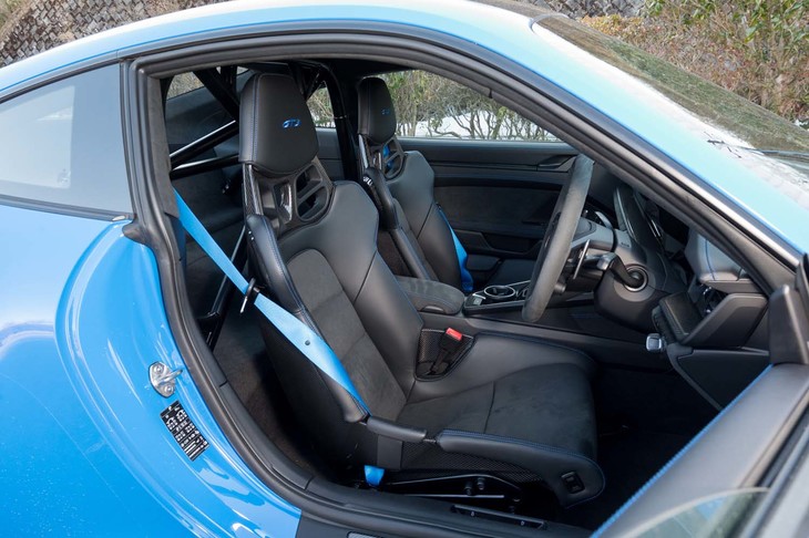 フルバケットシートは89万1000円のオプション。背もたれの角度は固定で、前後調整は手動式。サイドサポート前端のスイッチで高さの電動調整が可能。