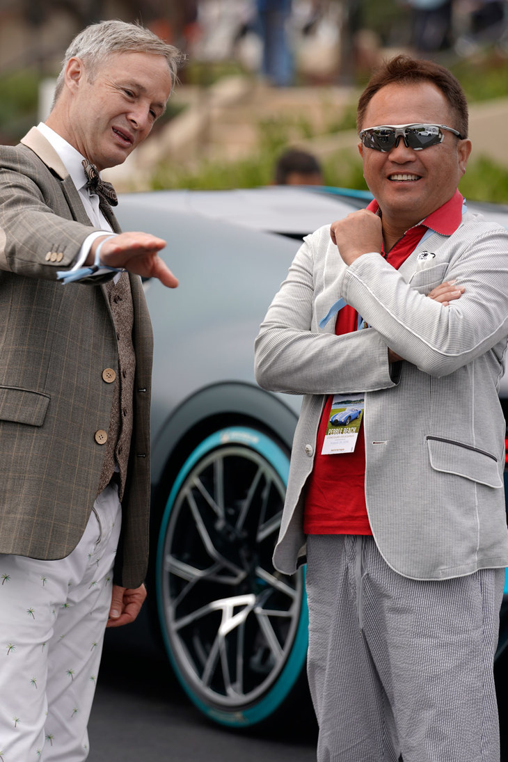 筆者と談笑するブガッティのチーフデザイナー、アキム・アンシャイト氏（左）。