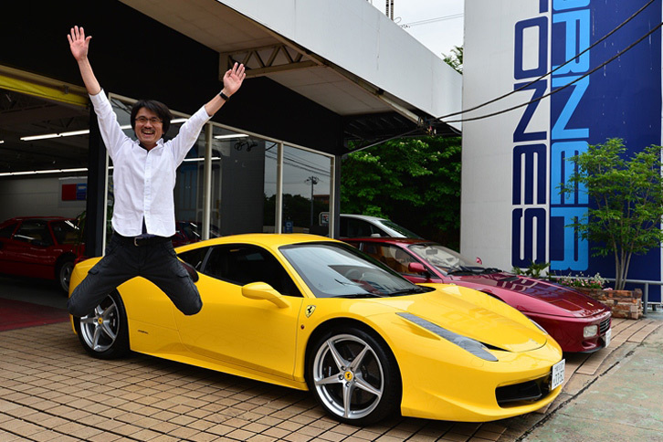 2580万円で手に入れた「458イタリア」の前で、ヨロコビのジャンプをキメる筆者。（写真＝池之平昌信）