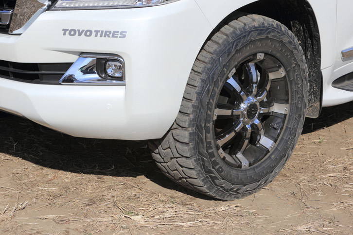 「OPEN COUNTRY R/T」は、センター部に円周方向のブロック剛性を高めたL型連結ブロックを配置。ドライ路面での操縦安定性にも配慮がなされている。