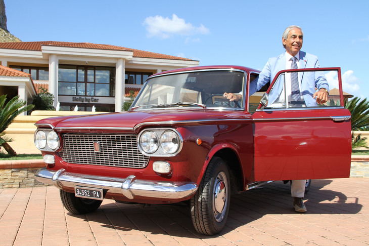 レンタカー会社であるシシリー・バイ・カーのトンマーゾ・ドラゴット会長。創業期からのゆかりのクルマ「フィアット1500」とともに。