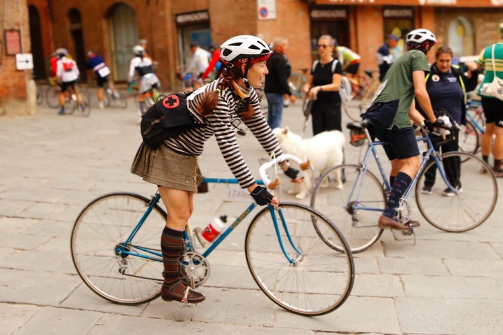 服装は大会の趣旨に添って、往年のムードを漂わせるものが推奨されている。