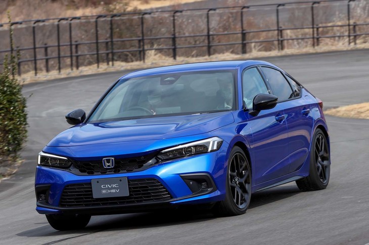 リアシート下の「インテリジェントパワーユニット（＝駆動用バッテリー）」の保護部材が骨格としても機能するため、ガソリンモデルよりもリアのねじり剛性が3％アップ。これに合わせて足まわりを再セッティングしたため、旋回能力が向上している。