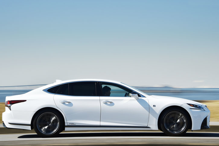 “Fスポーツ”は、ボディーサイドとリアバンパーに専用のロッカーモールを装着。低重心なイメージが強調される。