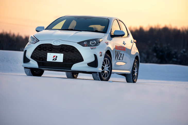 【テスト条件】
	（※1）制動初速度：20km/h／氷路面温度：－1.2℃／テスト車両：2022年「トヨタ・ヤリス ハイブリッド」　
	（※2）旋回半径：7m／氷路面温度：－0.5℃／テスト車両：2022年「トヨタ・ヤリス ハイブリッド」
	 