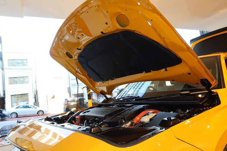 ミツオカM55ファーストエディションe：HEV EX（エンジンルームおよびボンネット）