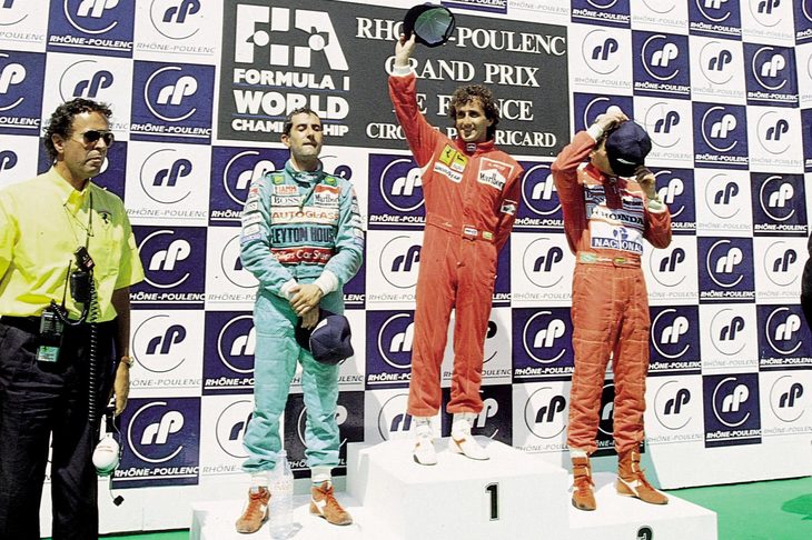 マクラーレンでの待遇に不満を持ったプロストは、1990年にフェラーリに移籍してしまう。写真は同年のフランスGPの表彰台の様子。上段で帽子を振るのがプロスト。その左で（写真向かって右）帽子をかぶりなおしているのが、セナである。