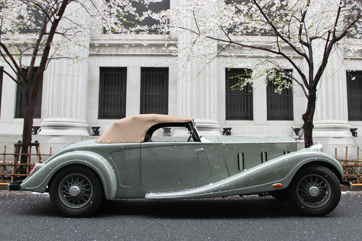 1933年「ロールス・ロイス ファンタムII」のベアシャシーに、日本におけるFRP成型の先駆者である工業デザイナーの浜 素紀（はま もとき）氏が、自らデザイン・製作したFRPボディーを載せたモデル。