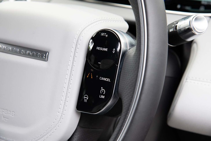 ステアリングホイールのスイッチは、機能に合わせて表示が変わる、新しいタイプ。