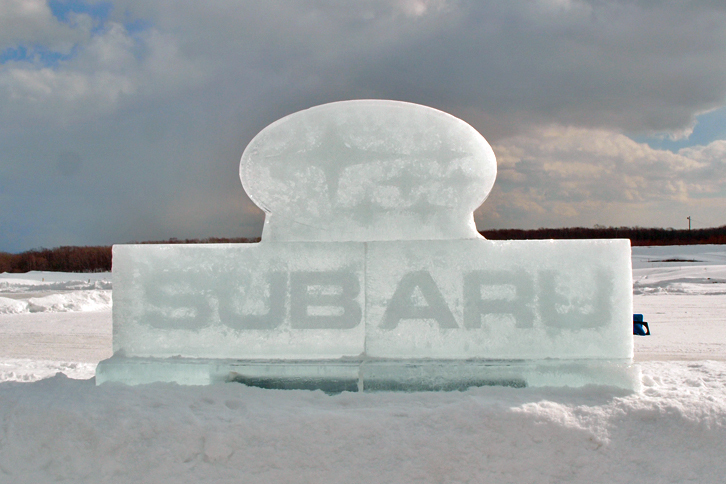 これもまた、試乗会場で注目を集めていた“SUBARU”。コースの傍らにはロゴマークの立派な氷像が置かれ、参加者の気分を盛り上げた。