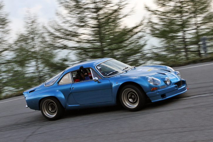 オーバーフェンダーを装着した1974年「アルピーヌA110 1600VD」。