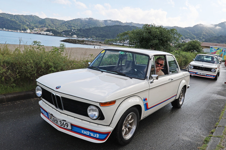 1974年「BMW 2002ターボ」。3台の2002ターボ（うち1台は当時のインポーターであるバルコム貿易による正規輸入車）、1台の2002というチームで参加した。
