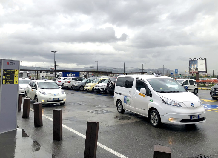 フィレンツェ空港のタクシー乗り場にて。「日産リーフ」（写真左）に加え、同じく日産の「e-NV200」（同右）もやってきた。
