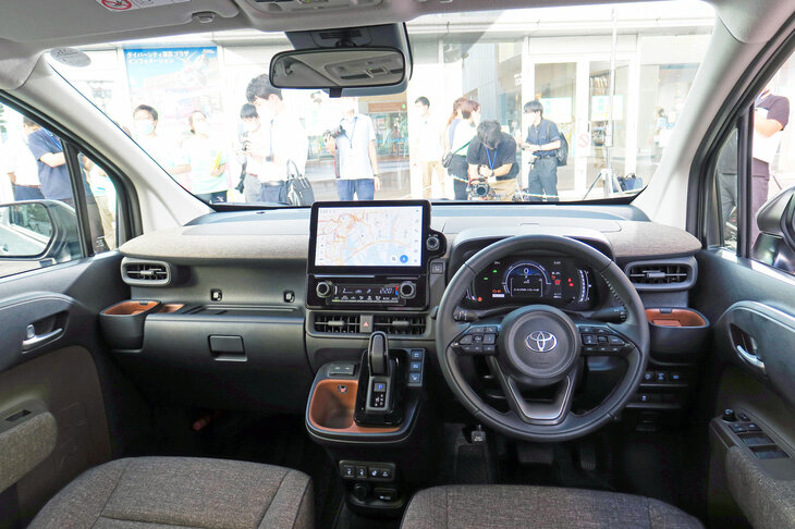 角の取れた内外装の意匠は「シカクマル」というデザインテーマに沿ったもの。豊富な収納に（とくにドリンクホルダーは、紙パックを含むさまざまな容器に対応）、各所に装備されたUSB電源と、今日のファミリーカーに求められる機能・装備はしっかり押さえている。