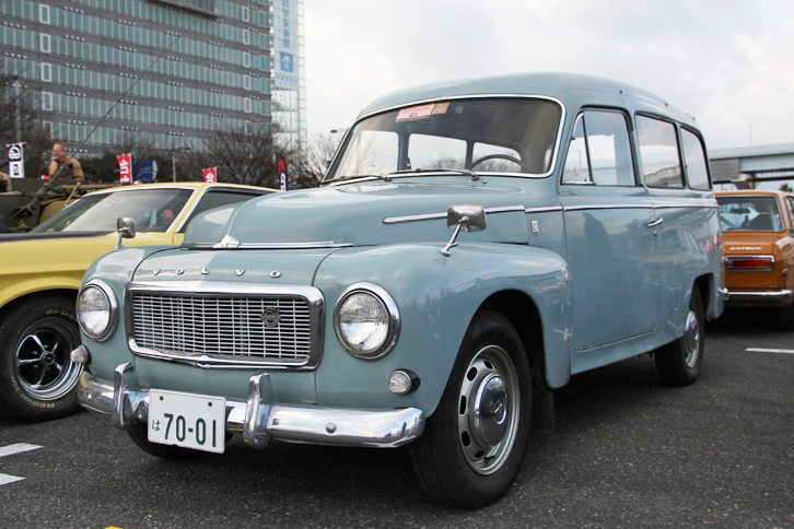 1963年「ボルボP210デュエット」。素朴な姿ながらスポーツサルーンとしても人気を博した2ドアセダン「PV544」をベースにワゴン化したモデルで、日本では非常に珍しい。テールゲートは観音開き式で、1.6リッター直4 OHVエンジンを搭載する。