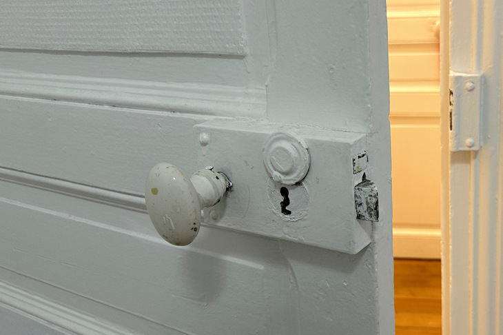 投宿した古いアパルタマンの部屋には、昔ながらのドアノブが残っていた。2001年のフランス映画『アメリ』の劇中で、意地悪な食品店主を混乱させるため、主人公がひそかに表・裏を付け替えていたドアノブと同形状である。