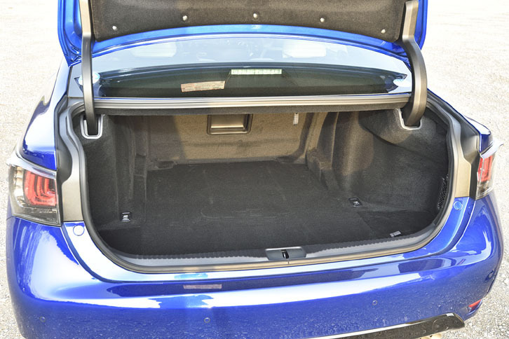 トランク容量は520リッター（VDA法）。フロア寸法は奥行きが約1155mm、最大幅は約1635mm。