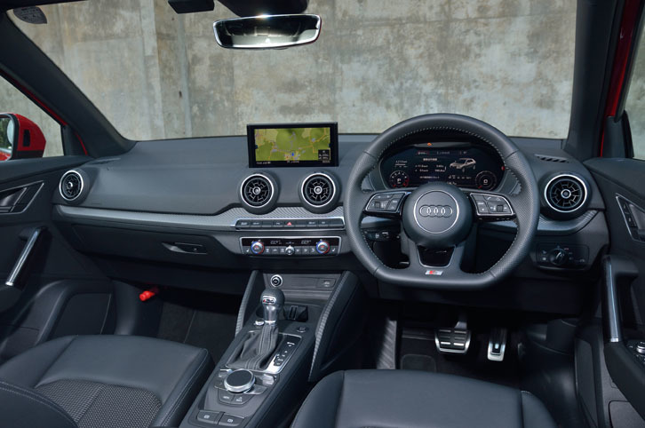 ブラック系のカラーで統一されたインテリア。「MMIナビゲーションシステム」装着車は、写真のように、ダッシュボード中央に8.3インチのディスプレイが備わる。