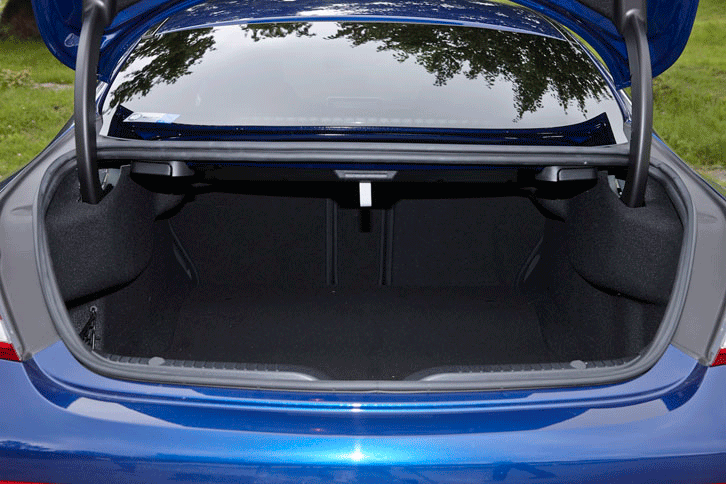 トランクの容量は、標準で355リッター。後席の背もたれを前方に倒すことで、さらに拡大できる。トランクリッドは、リアバンパーの下に足先をかざすだけで開閉可能。（写真をクリックすると、荷室のアレンジが見られます）