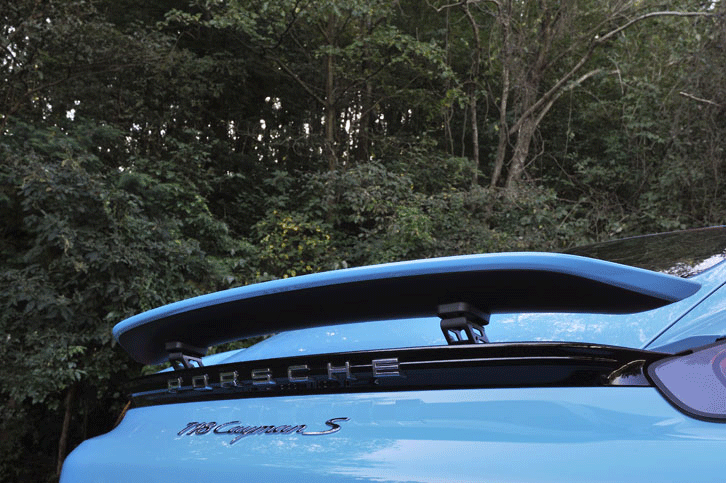 速度に応じて自動的に立ち上がり、操縦安定性を高めるリアウイング。マニュアル操作での調節もできる。