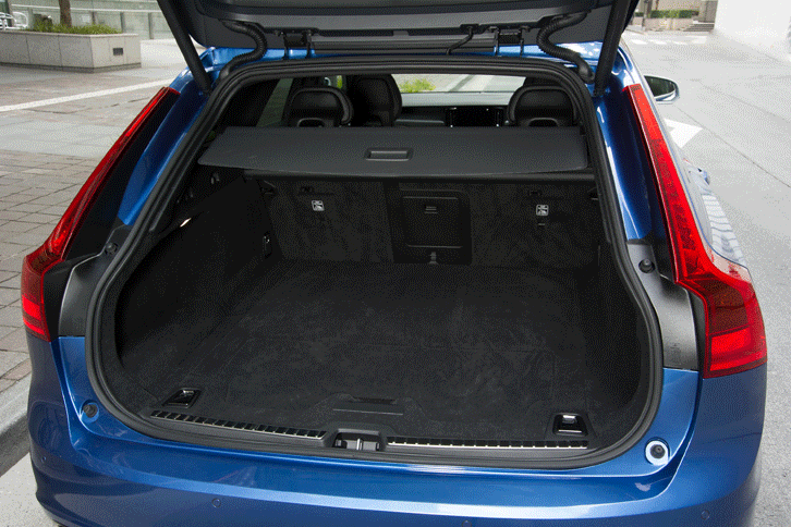 荷室の容量は560～1526リッター。リアシートの操作ボタンは荷室側にも備わっており、電動で倒したり起こしたりできる。（写真をクリックすると荷室のバリエーションが見られます）