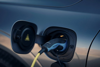 「XC40リチャージプラグインハイブリッドT5インスクリプション」では200V16Aの普通充電システムを搭載。2.5時間から3時間程度でフル充電できる。