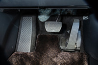 アクセルペダルはオルガン式を採用している。