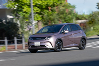 駆動用リチウムイオンバッテリーの容量はスタンダードモデルが44.9kWhで「ロングレンジ」が58.56kWh。一充電走行距離はそれぞれ400kmと476km（WLTCモード計測）。