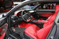 「レクサスRC F“パフォーマンスパッケージ”」のインテリア。