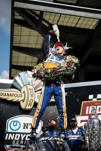 マシンの上で牛乳を浴びる佐藤琢磨。インディ500では、優勝者が牛乳を飲むのが“ならわし”となっている。