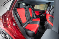 頭上のヘッドライナーが削ってあるため、外から見て想像するよりも後席の居住性は良好。運転席からの後方視界は想像したとおりだが。