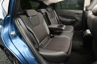 ショートワゴンスタイルの「インプレッサ」は後席の居住性の高さもポイント。座面の高さも適正だ。