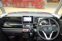 「スペーシア カスタム ハイブリッドXSターボ」のインテリア。ブラックを基調に、シルバーのアクセントを配している。