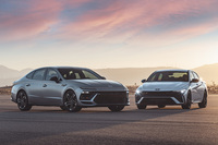 洗練されたデザインの2024年型「ヒョンデ・ソナタ」（写真左）と同「エラントラ」（写真右）。ヒョンデは2006年にフォルクスワーゲングループからペーター・シュライアー氏（「アウディTT」等のデザイナー）を引き抜き、デザイン部門のトップに据え、グローバルマーケットでの競争力を急激に高めた。