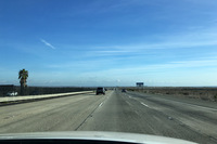 見渡す限り真っ平らな地平線に注目。こういうところを走ると、フルサイズのピックアップトラックやSUVが売れるアメリカの事情が理解できる。