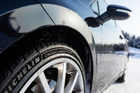 「クロスクライメート3スポーツ」はオールシーズンタイヤでありながら、スポーツタイヤに匹敵する高速安定性とハンドリング性能を備えたニューモデルと紹介される。「CROSS CLIMATE 3 SPORT」のロゴ後方にシビアスノータイヤの証しである3PMSF（スリーピークマウンテンスノーフレークマーク）が確認できる。