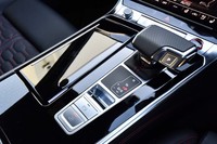 トランスミッションは8段ATのみ。シフトレバーのデザインは、飛行機の操縦桿（かん）を思わせる。